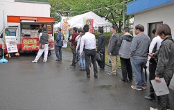 第４週ＡＭ９時に提供された『佐世保バーガー』に行列