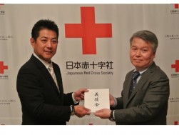 須知ＪＡＤＲＩ代表理事（左）と掘 日本赤十字社総務局組織推進部長（右）