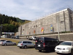 外壁塗替え中の会場外観
