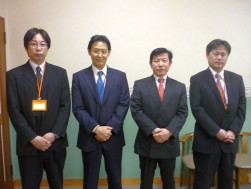 左から西日本三菱の河原光男次長、ＨＡＡ神戸の菊地秀武社長、西日本三菱の隅野長志取締役、日比幸治次長