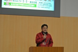 開催の挨拶に立つ勝田会場長