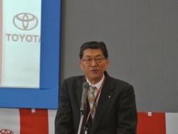 挨拶に立つ向井社長