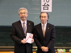 (左)清水清常務理事事務局長と(右)山田理事長