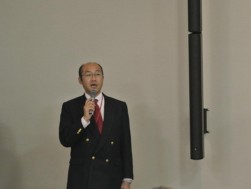 挨拶に立つ鹿島谷会場長