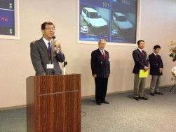 セレモニーで挨拶に立つ向井社長