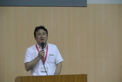 挨拶に立つ勝田会場長