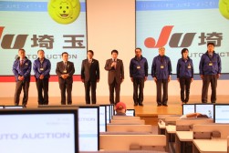 セレモニーで挨拶に立つ小川逸樹会長兼社長