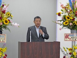 出品協力に対し謝辞を述べる新本好信流通委員長