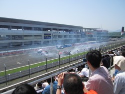 プロドライバーに同乗し助手席でのドリフト体験