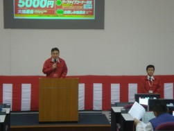挨拶を行う勝田取締役