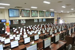 新ＪＵ共有セリ機が並ぶ会場は壮観