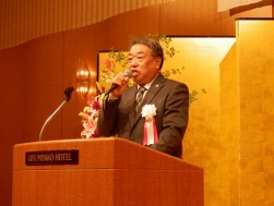 抱負を語る岩瀬晃彦新会長・理事長