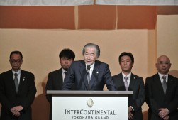 懇親会の壇上で挨拶に立つ山田久男会長・理事長と執行部