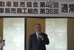 再任の挨拶に立つ金子昇会長・理事長