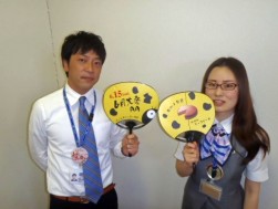 コラボ記念のうちわを紹介するスタッフ（左から長谷川さん、酒井さん）