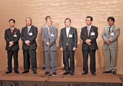 懇親会で紹介を受けるＪＵ九連協新役員