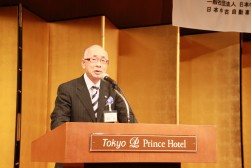 再任の挨拶に立つ澤田稔会長・理事長