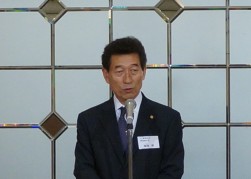 総会で挨拶に立つ海津博会長