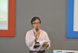 開催の挨拶に立つ晝間副会場長