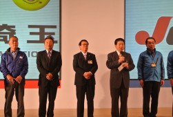 開催の挨拶に立つ小川会長兼社長