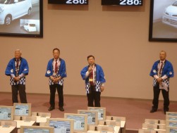 挨拶を行う溝渕執行役員