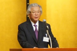 総会で挨拶に立つ坪内恊致会長