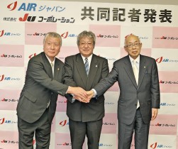 握手を交わすＪＵコーポレーション喜多俊夫社長・ＡＩＲジャパン丹野司会長・ＪＵ中販連澤田稔会長