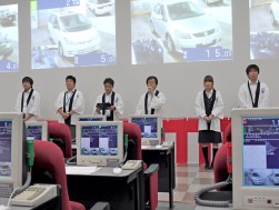 セレモニーで謝辞を述べる森会場長と入社８年目のプロジェクトメンバー