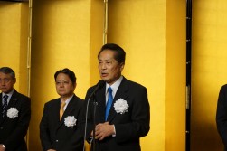 挨拶に立つ安藤之弘会長