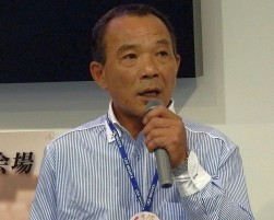 セレモニーで謝辞を述べる井之上会場長