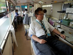 献血に協力するスタッフ