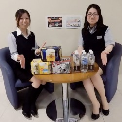 月間賞で用意されたビール（スーパードライ・プレミアムモルツ）と天然水（高賀の森水）を紹介するスタッフ