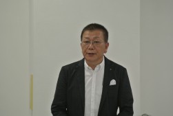 総会開催の挨拶に立つ平林代表理事