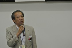 挨拶に立つ高谷理事長