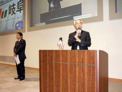 謝意を述べる後藤氏、左は高屋理事長
