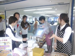 会場１Ｆで来場会員に「わらび餅」を提供