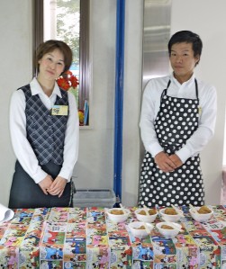 笑顔の広報のベテラン福井さんと緊張気味で強張った表情の検査部新人の城さん