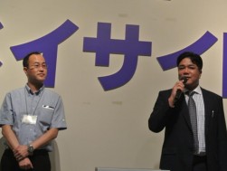 挨拶に立つＪＡＤＲＩ小島事務局長（右）とアライベイサイド増井支店長（左）