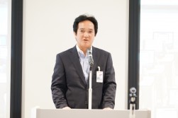 開催の挨拶に立つ藤沢晃生新社長