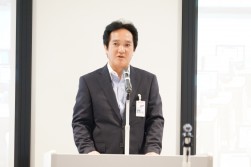 開催の挨拶に立つ藤沢晃生新社長