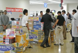 多くの人で賑わう販売会（写真はＵＳＳ横浜会場）