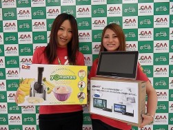 賞品を紹介するスタッフ（左から寺田さんと加納さん）