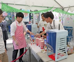 ７月１７日イベントで「きらきらかき氷」を提供する新入社員