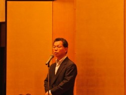 前夜祭で挨拶をする荒井亮三社長