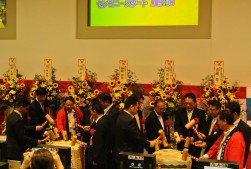 開場２４周年記念を祝う鏡開き
