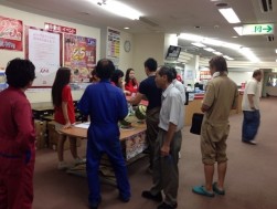 １階エントランス前の賞品引き渡しブースも大盛況