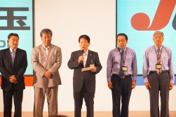 セリ前挨拶に立つ小川逸樹会長