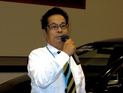 講義冒頭に挨拶する中井溥（なかいひろし）委員長