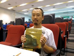 修了証書を受領して喜ぶ会員
