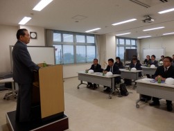 野田泰義社長の経営論を真剣にきく部会員